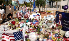 Un mémorial improvisé en hommage à l'influenceur conservateur et fondateur de Turning Point USA, Charlie Kirk, devant le siège de Turning Point USA à Phoenix, en Arizona, le 14 septembre 2025 ( AFP / CHARLY TRIBALLEAU )