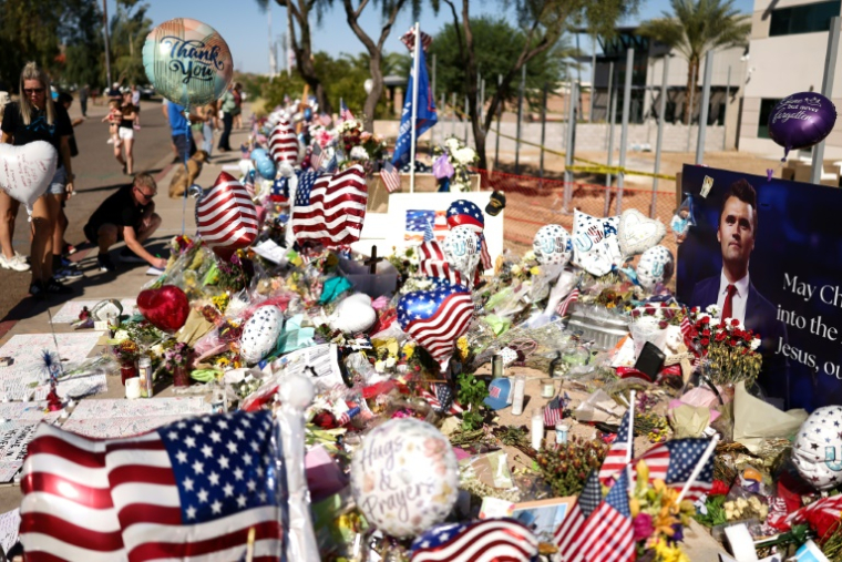 Un mémorial improvisé en hommage à l'influenceur conservateur et fondateur de Turning Point USA, Charlie Kirk, devant le siège de Turning Point USA à Phoenix, en Arizona, le 14 septembre 2025 ( AFP / CHARLY TRIBALLEAU )