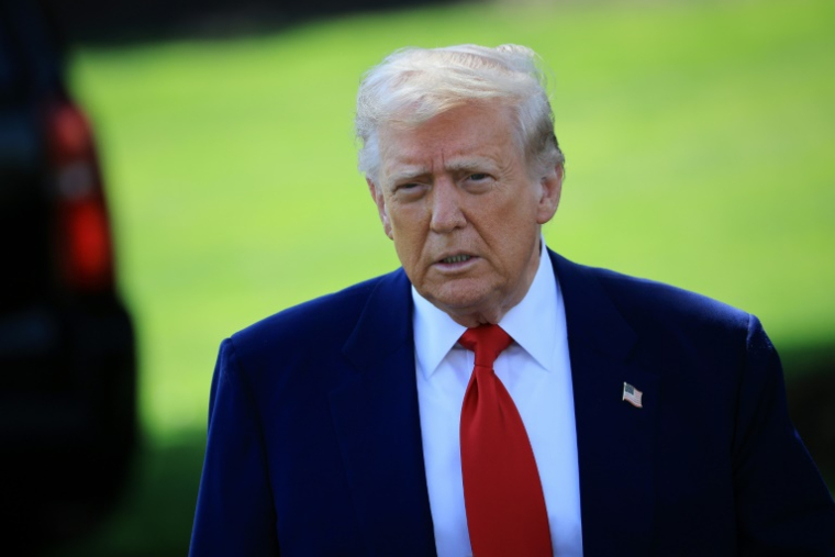 Le président américain Donald Trump marche sur la pelouse de la Maison Blanche, à Washington, le 29 avril 2025 ( GETTY IMAGES NORTH AMERICA / WIN MCNAMEE )