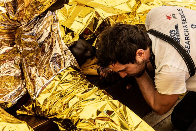 L'Ocean Viking de l'ONG SOS Méditerranée secourt les migrants en Méditerranée centrale