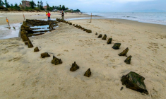 Une épave vieille de plusieurs siècles, découverte après le passage du typhon Kalmaegi, sur une plage au large de Hoi An, dans le centre du Vietnam, le 10 novembre 2025 ( AFP / Tam Xuan )