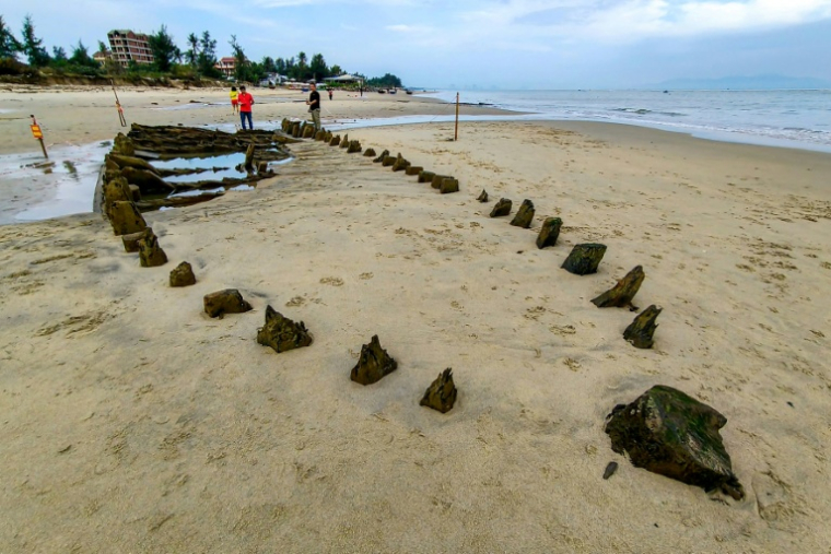 Une épave vieille de plusieurs siècles, découverte après le passage du typhon Kalmaegi, sur une plage au large de Hoi An, dans le centre du Vietnam, le 10 novembre 2025 ( AFP / Tam Xuan )