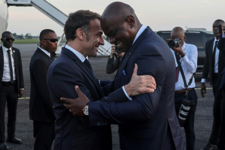 Le président français Emmanuel Macron est accueilli par son homologue gabonais Brice Oligui Nguema à l'aéroport de Libreville le 23 novembre 2025 ( AFP / Ludovic MARIN )