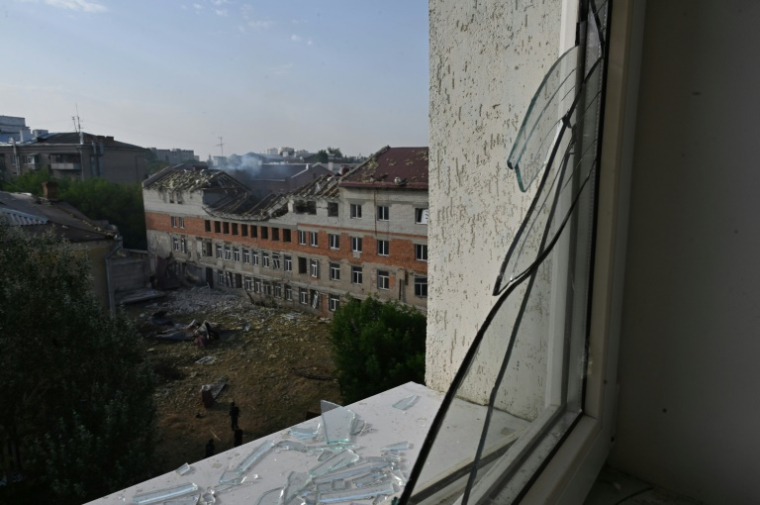 Un immeuble résidentiel endommagé par une attaque de drone russe, dans le centre de Kharkiv, le 11 juillet 2025 en Ukraine ( AFP / SERGEY BOBOK )