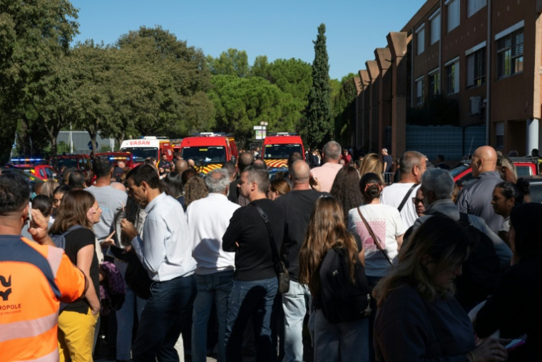 Des parents attendent leurs enfants devant le collègege Joseph-Lakanal à Aubagne, après que le principal et une enseignante ont été blessés par un tir de fusil de chasse, le 12 octobre 2026 dans les Bouches-du-Rhône ( AFP / Miguel MEDINA )