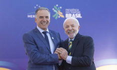 Photo transmise par les services de la présidence uruguayenne montrant le président uruguayen Yamandu Orsi (G) et le président brésilien Luiz Inacio Lula da Silva avant le sommet du bloc sud-américain, à Foz do Iguaçu, dans le sud du Brésil ( Uruguay's Presidency / Camiilo dos Santos Ayala )