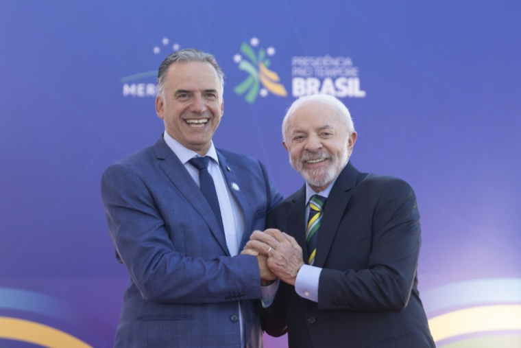 Photo transmise par les services de la présidence uruguayenne montrant le président uruguayen Yamandu Orsi (G) et le président brésilien Luiz Inacio Lula da Silva avant le sommet du bloc sud-américain, à Foz do Iguaçu, dans le sud du Brésil ( Uruguay's Presidency / Camiilo dos Santos Ayala )