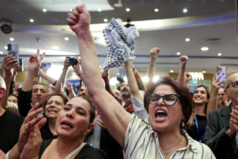 Des soutiens de la Liste unifiée saluent les résultats des législatives israéliennes, le 27 octobre 2026 à Nazareth en Israël ( AFP / AHMAD GHARABLI )