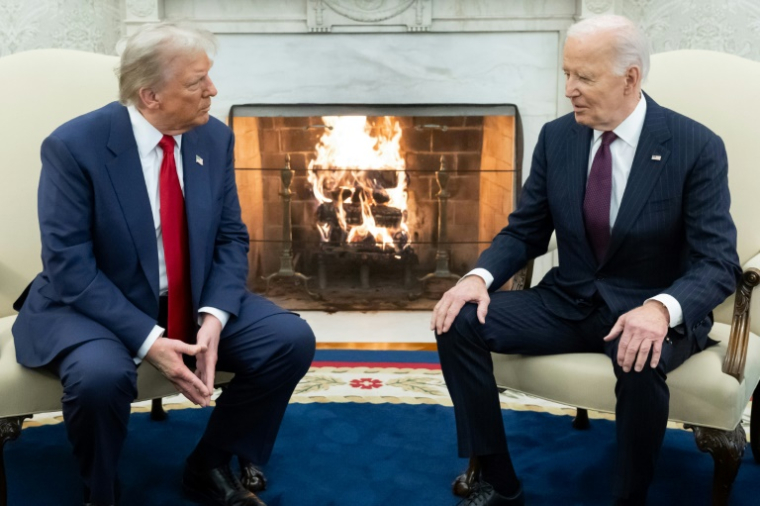 Le président américain élu Donald Trump (G) et le président sortant Joe Biden (D) à la Maison Blanche, à Washington, le 13 novembre 2024 ( AFP / SAUL LOEB )