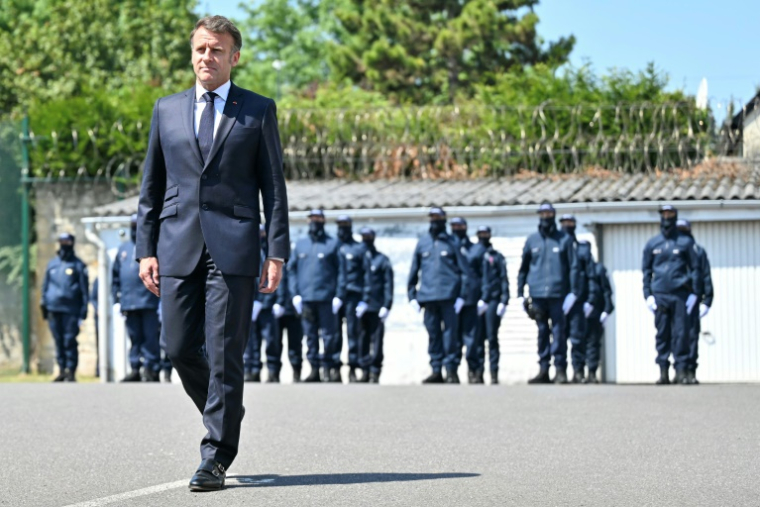 Emmanuel Macron à la prison de Caen-Beaulieu, à Caen le 14 mai 2025 ( POOL / LOU BENOIST )