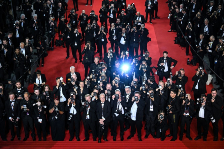 Des photographes en action après la projection du film "Eddington" lors de la 78ème édition du Festival de Cannes, dans le sud de la France, le 16 mai 2025 ( AFP / Antonin THUILLIER )