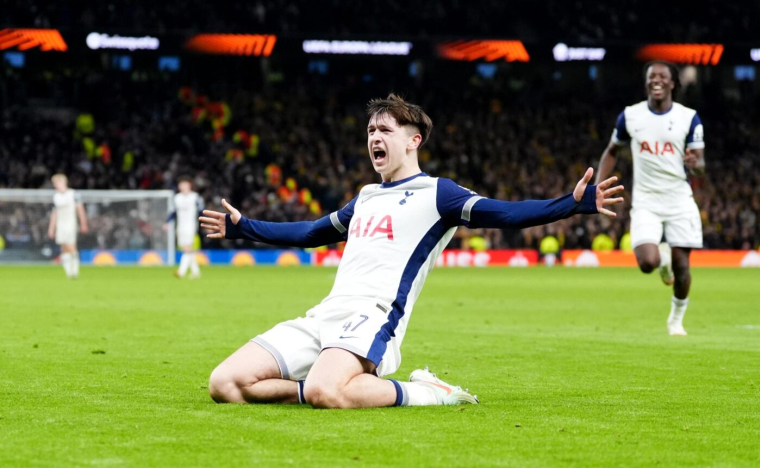 À 17 ans, il brise le record du plus jeune buteur anglais depuis 1957