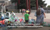 Devant le siège de l'ONU, une sculpture du "Penseur" dénonce le fardeau du plastique