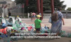 Devant le siège de l'ONU, une sculpture du "Penseur" dénonce le fardeau du plastique