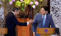 Rafael Grossi et Yoshimasa Hayashi lors d'une conférence de presse à Tokyo