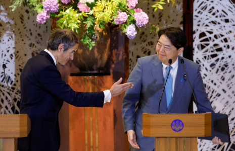 Rafael Grossi et Yoshimasa Hayashi lors d'une conférence de presse à Tokyo