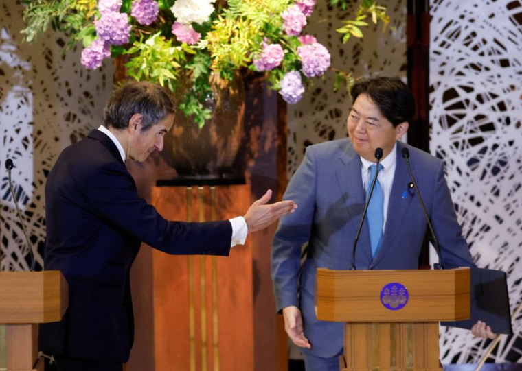 Rafael Grossi et Yoshimasa Hayashi lors d'une conférence de presse à Tokyo