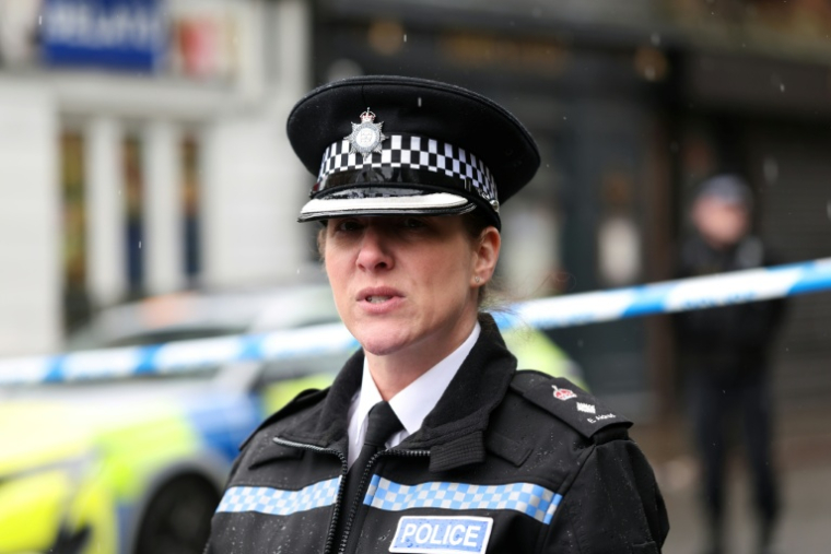 Emma Aldred, la cheffe surintendante de la police du Derbyshire, fait une déclaration à Derby, après qu'un automobiliste a percuté des piétons samedi soir, le 29 mars 2026 dans le centre de l'Angleterre ( AFP / Darren Staples )