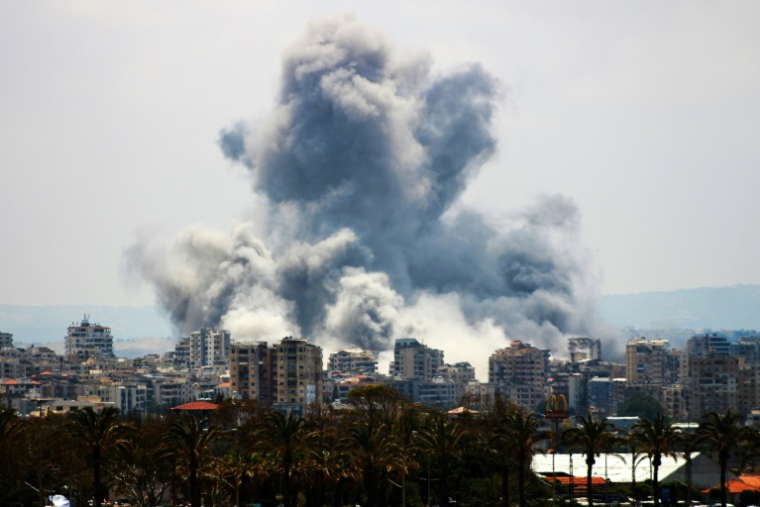 De fumée s'élève à la suite d’une frappe aérienne israélienne en périphérie de Tyr, dans le sud du Liban, le 1er juin 2026. ( AFP / KAWNAT HAJU )