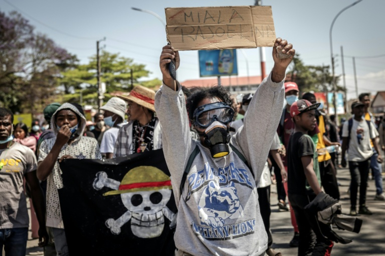 Manifestant avec un sweat illustré avec une image du manga japonais One Piece, symbole du mouvement Gen Z, institageur de la mobiisation deux semaines, Antananarivo, le 9 octobre 2025 ( AFP / Luis TATO )