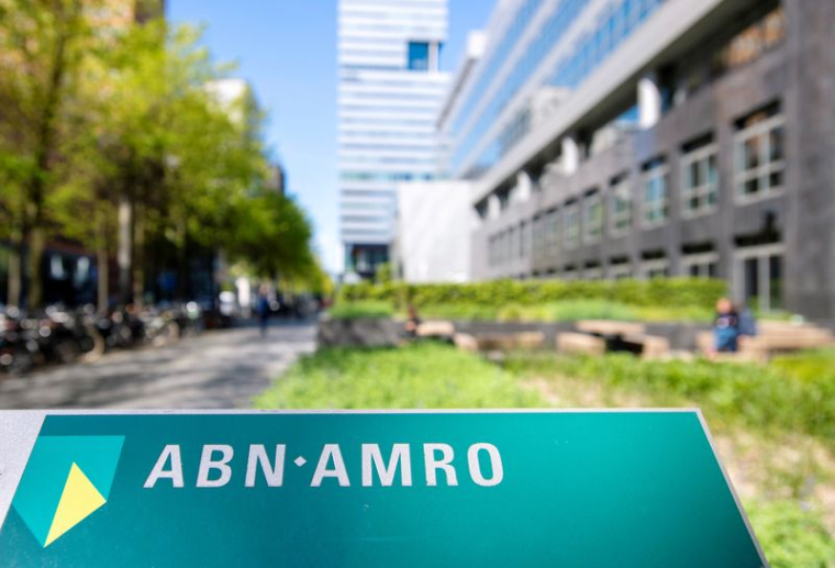 Le logo d'ABN AMRO est visible au siège social à Amsterdam