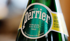 Bouteille de la marque de boisson Perrier dans un café à Paris