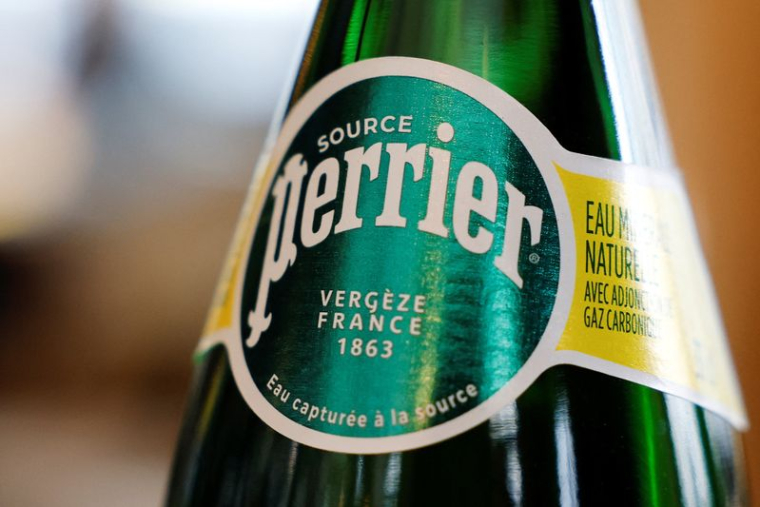 Bouteille de la marque de boisson Perrier dans un café à Paris