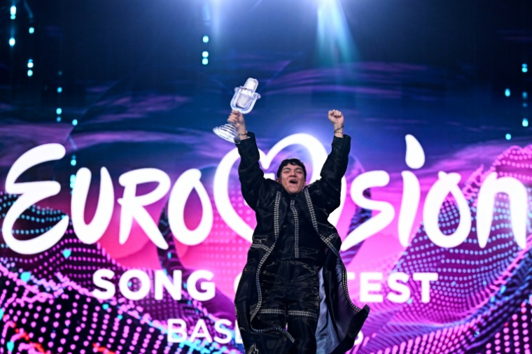 Le chanteur autrichien JJ, représentant l'Autriche avec la chanson "Wasted Love", brandit le trophée après avoir remporté la grande finale de l'Eurovision, à Bâle, le 18 mai 2025 ( AFP / Fabrice COFFRINI )