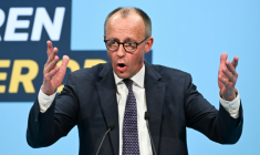 Le chancelier allemand et chef de l'Union chrétienne-démocrate (CDU) Friedrich Merz s'adresse au public lors d'un meeting de campagne électorale à Stockach, dans le sud de l'Allemagne, le 6 mars 2026 ( AFP / THOMAS KIENZLE )