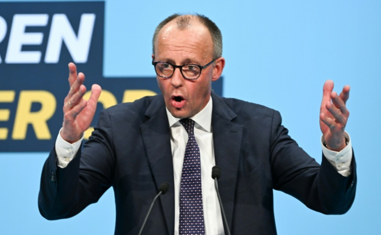 Le chancelier allemand et chef de l'Union chrétienne-démocrate (CDU) Friedrich Merz s'adresse au public lors d'un meeting de campagne électorale à Stockach, dans le sud de l'Allemagne, le 6 mars 2026 ( AFP / THOMAS KIENZLE )