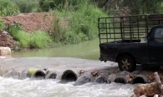 Des Libanais traversent le Litani par une route improvisée pour regagner leurs foyers
