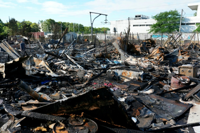 Des habitations de fortune totalement détruite après un incendie survenu la veille de l'opération d'évacuation et de démantèlement du bidonville de Stains en Seine-Saint-Denis, le 1er juillet 2026 ( AFP / Dimitar DILKOFF )