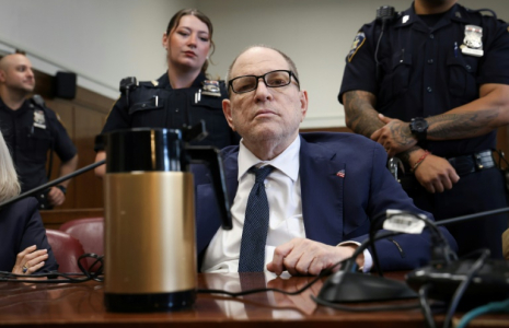 L'ancien producteur de cinéma Harvey Weinstein à la cour pénale de Manhattan, lors de son procès à New York, le 12 juin 2025 ( POOL / Jefferson Siegel )