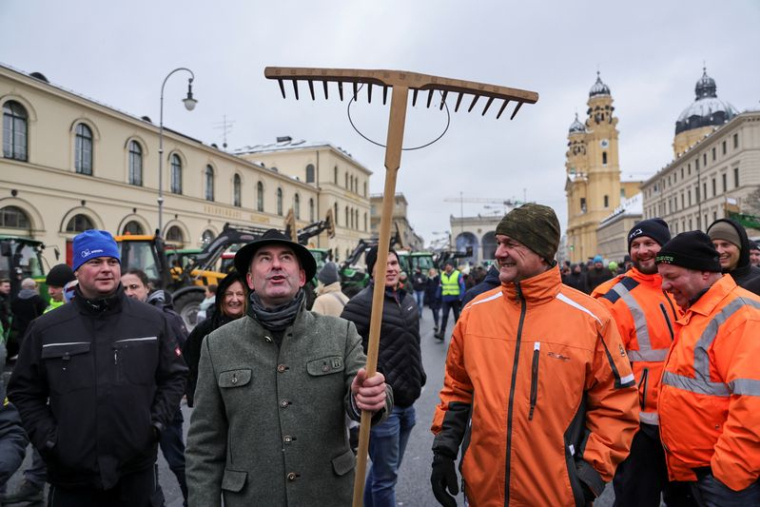 Les agriculteurs allemands participent à une manifestation contre la réduction des subventions fiscales accordées aux véhicules