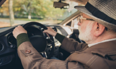 Il faudra passer un examen médical régulier pour pouvoir continuer à conduire (Crédits photo : Adobe Stock -  )