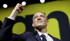 Raphaël Glucksmann à Aubervilliers le 13 juin 2026 ( AFP / Kenzo TRIBOUILLARD )