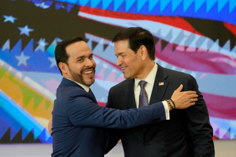 Le président colombien Abelardo de la Espriella (g.) et le secrétaire d'Etat américain Marco Rubio s'étreignent lors d'une cérémonie de signature d'accords bilatéraux à Barranquilla, en Colombie, le 8 septembre 2026 ( POOL / Fernando Vergara )