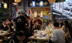 Des clients dînent dans un restaurant à Pékin