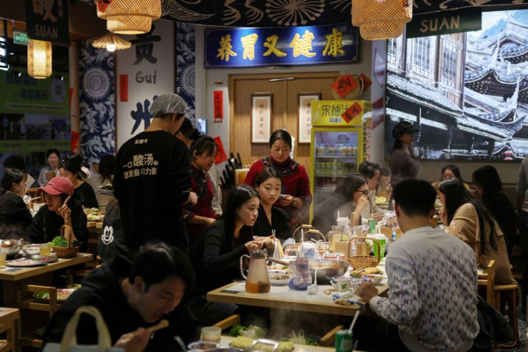 Des clients dînent dans un restaurant à Pékin