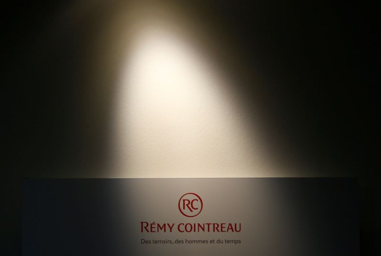 Le logo de Remy Cointreau SA est représenté dans la distillerie Cointreau à Saint-Barthélemy-d'Anjou, près d'Angers