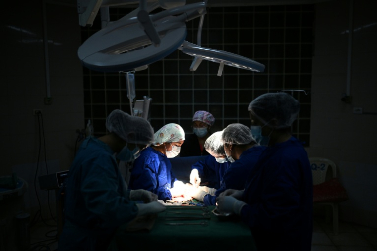 Des médecins pratiquent une intervention chirurgicale dans un bloc opératoire de l’Hôpital général de La Paz, le 26 mai 2026, en Bolivie ( AFP / Marvin RECINOS )