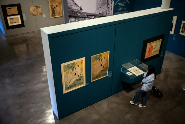 Une visiteuse à l'exposition "Toulouse-Lautrec et l'art de l'affiche", le 29 avril 2025 au musée Toulouse-Lautrec à Albi ( AFP / Lionel BONAVENTURE )
