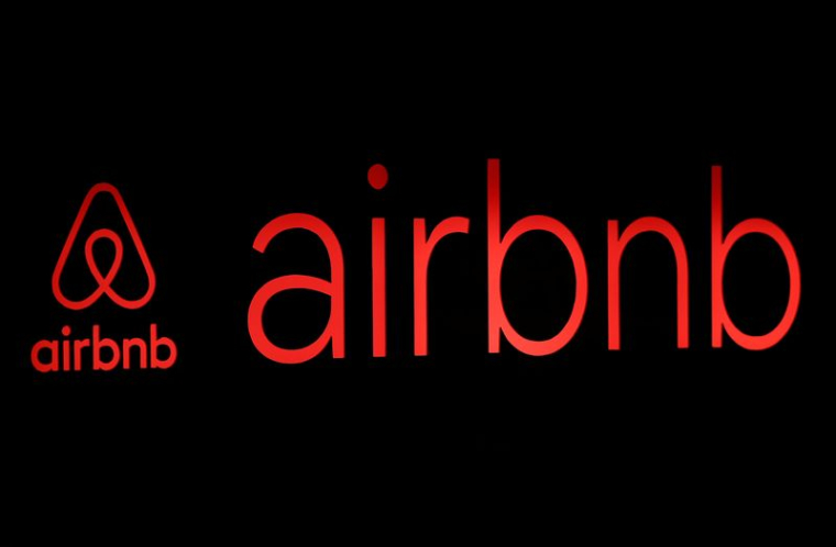 Les logos d'Airbnb lors d'un événement à Tokyo