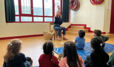L'actrice Lucie Langlais Vignontient un lapin en peluche lors de son spectacle "Pas touche Minouche" destiné à sensibiliser les enfants à la notion de consentement dans une école maternelle, le 23 avril 2026 à Paris ( AFP / Alice HACKMAN )