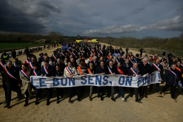 Manifestation contre la suspension du chantier de l'autoroute A69, près de Castres le 8 mars 2025 ( AFP / Ed JONES )