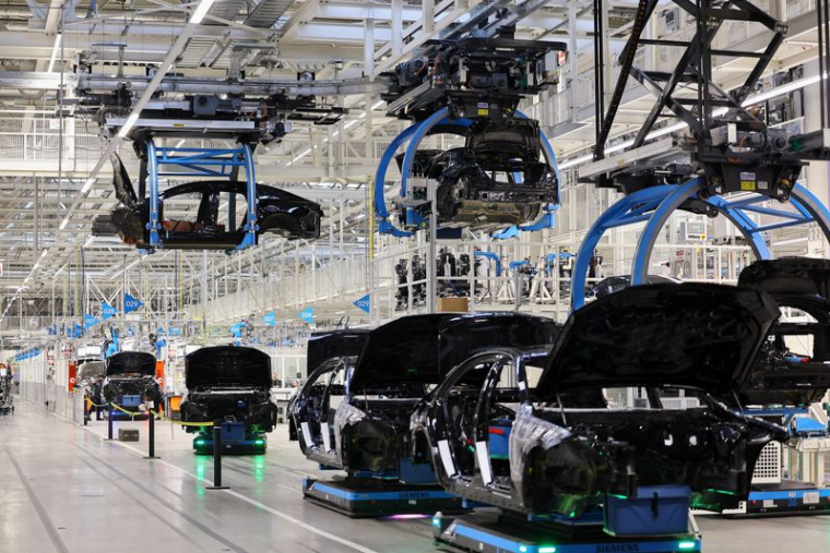 Photo d'archives: Des carrosseries de voitures sont soulevées à l'usine 56 à Sindelfingen en Allemagne