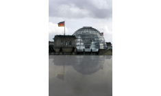 Le Bundestag, la chambre basse du Parlement allemand, se reflète dans un bassin d'eau à Berlin