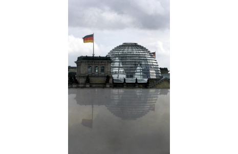 Le Bundestag, la chambre basse du Parlement allemand, se reflète dans un bassin d'eau à Berlin