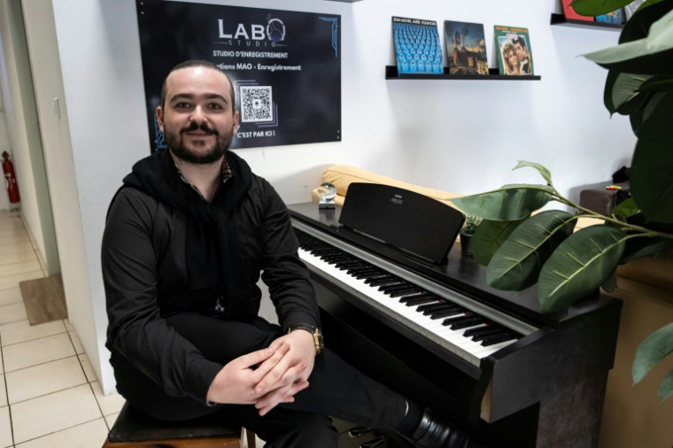 Matthieu Saliceti, propriétaire du studio de musique LABO, où il accueille une fois par semaine de jeunes adultespour des séances d'art-thérapie à Aubagne, près de Marseille, le 4 décembre 2025  ( AFP / Miguel MEDINA )