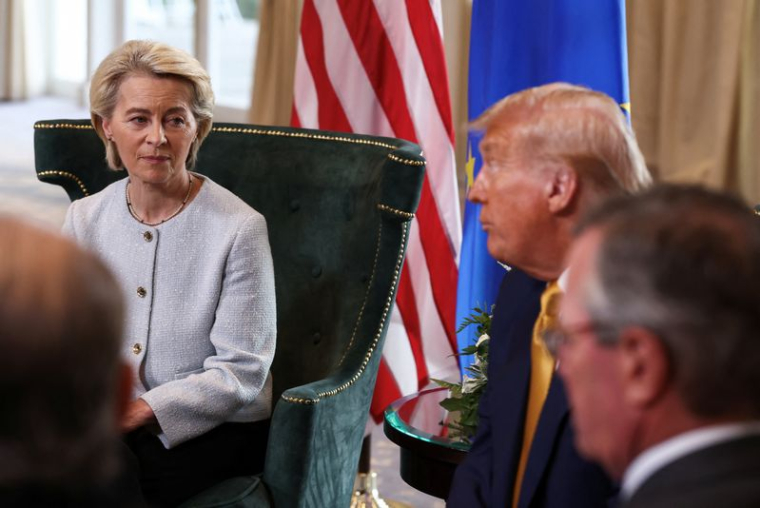Ursula von der Leyen aux côtés de Donald Trump, en Écosse